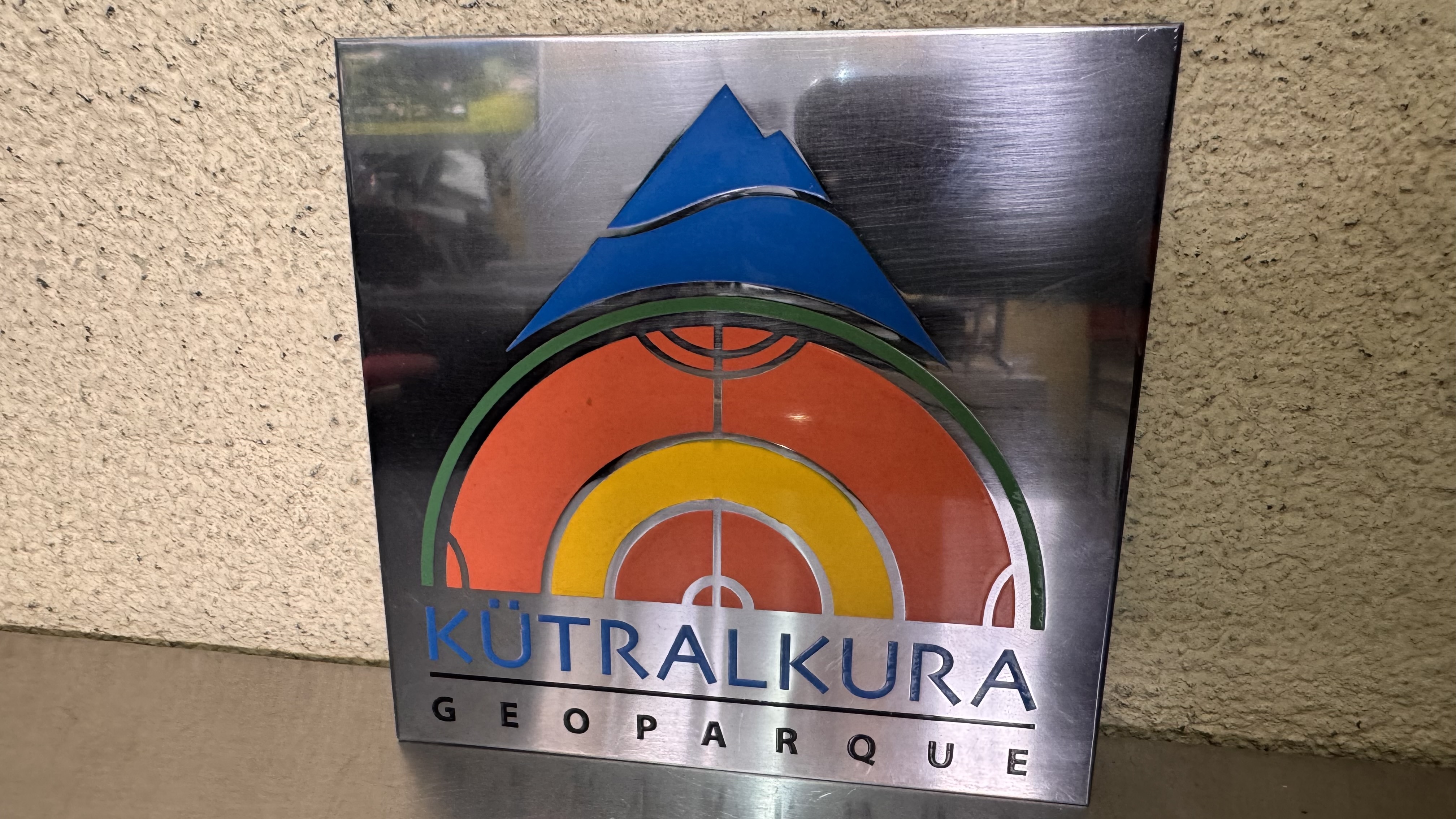 LETRERO BAJO RELIEVE